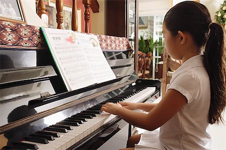 piano à queue - Fille jouer du piano à la maison Photographie de stock - Premium Libres de Droits, Code: 656-01770919