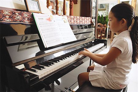piano à queue - Fille à la maison, jouer du piano Photographie de stock - Premium Libres de Droits, Code: 656-01770920
