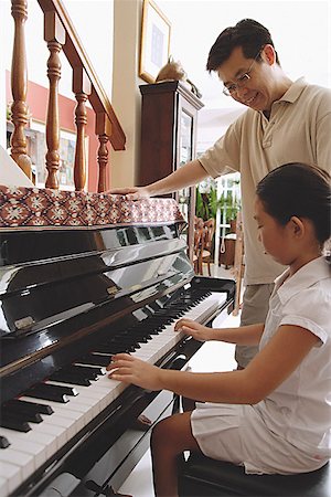 Father watching daughter playing the piano Foto de stock - Sin royalties Premium, Código: 656-01770922