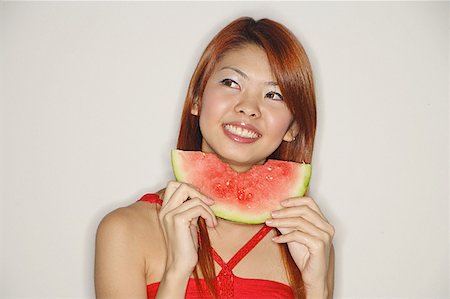 simsearch:656-01771940,k - Woman with a slice of watermelon, smiling Foto de stock - Sin royalties Premium, Código: 656-01771039