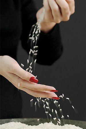 Womans hands sifting rice between fingers Foto de stock - Sin royalties Premium, Código: 656-01771160