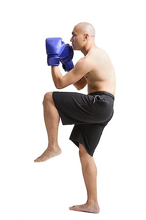 simsearch:656-03241028,k - Young man boxing, studio shot Foto de stock - Sin royalties Premium, Código: 656-01771358
