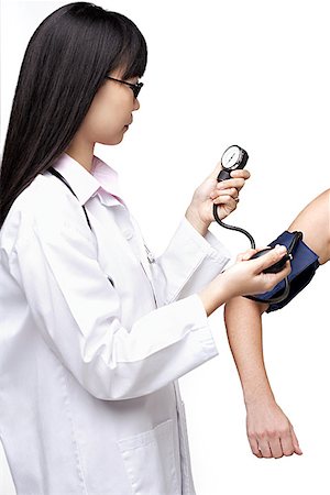 simsearch:656-01766955,k - Female doctor checking blood pressure of patient Foto de stock - Sin royalties Premium, Código: 656-01771505