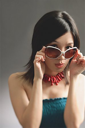 einzelgänger (männlich und weiblich) - Frau anpassen, große Sonnenbrille, Blick in die Kamera Stockbilder - Premium RF Lizenzfrei, Bildnummer: 656-01771559