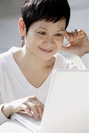 simsearch:656-03519571,k - Mature woman using laptop Foto de stock - Sin royalties Premium, Código: 656-01771565