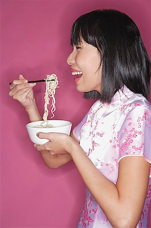simsearch:656-01771940,k - Woman eating noodles Fotografie stock - Premium Royalty-Free, Codice: 656-01771928