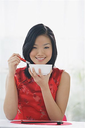 simsearch:656-01771940,k - Woman holding bowl and spoon Fotografie stock - Premium Royalty-Free, Codice: 656-01771939