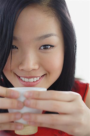 Woman holding teacup, smiling at camera Foto de stock - Sin royalties Premium, Código: 656-01771947