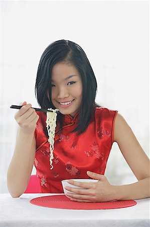 simsearch:656-01771940,k - Woman holding chopsticks with noodles on it Fotografie stock - Premium Royalty-Free, Codice: 656-01771943