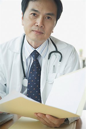 simsearch:656-01772656,k - Doctor with folder, looking at camera Stock Photo - Premium Royalty-Free, Code: 656-01771966