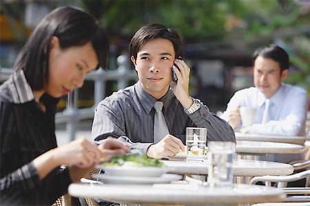 simsearch:656-01773928,k - Business people at outdoor café, focus on man with mobile phone Foto de stock - Royalty Free Premium, Número: 656-01772133