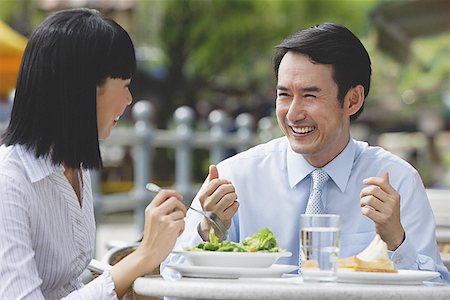 simsearch:656-01767698,k - Businesswoman and businessman at outdoor cafe, having lunch Foto de stock - Royalty Free Premium, Número: 656-01772149