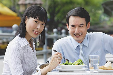simsearch:656-01767698,k - Businesswoman and businessman at outdoor cafe, smiling at camera Foto de stock - Royalty Free Premium, Número: 656-01772150