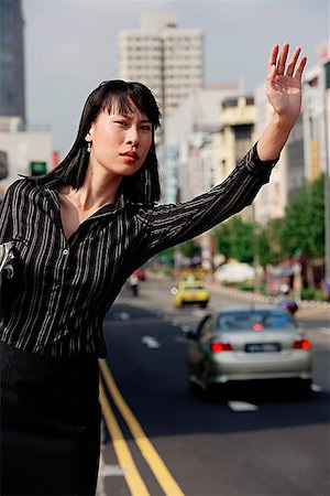 Businesswoman hailing a taxi, frowning Foto de stock - Sin royalties Premium, Código: 656-01772252