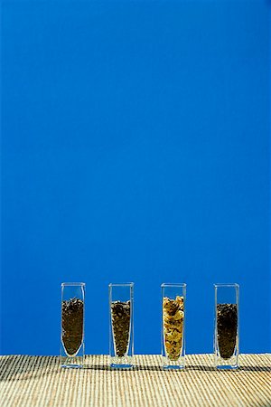 simsearch:656-01771172,k - Tea leaves in glass containers Fotografie stock - Premium Royalty-Free, Codice: 656-01772612