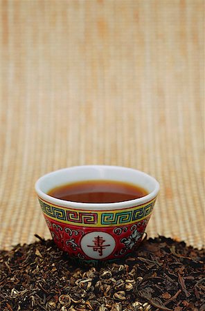 simsearch:656-01771172,k - Chinese teacup and pile of loose tea leaves, still life Fotografie stock - Premium Royalty-Free, Codice: 656-01772626