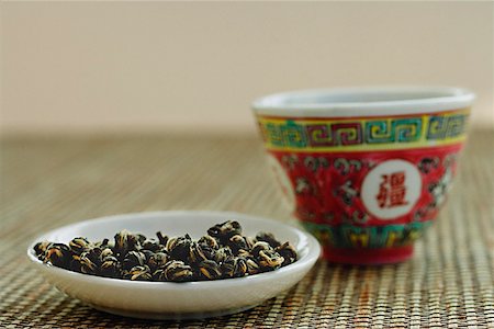 simsearch:656-02702876,k - Feuilles de thé besant d'argent avec une tasse de thé chinois Photographie de stock - Premium Libres de Droits, Code: 656-01772621
