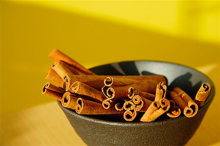 simsearch:656-01771172,k - Still life shot of Cinnamon sticks in bowl Fotografie stock - Premium Royalty-Free, Codice: 656-01772633