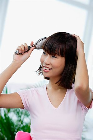 straight hair brushing - Young woman brushing her hair Foto de stock - Sin royalties Premium, Código: 656-01772680