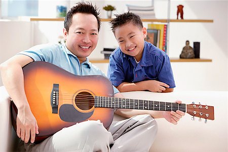 simsearch:656-01773031,k - Vater und Sohn lächelnd in die Kamera, Vater hält die Gitarre Stockbilder - Premium RF Lizenzfrei, Bildnummer: 656-01773017