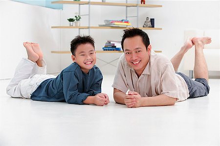 simsearch:656-01773031,k - Vater und Sohn auf Boden, liegend lächelnd in die Kamera, Porträt Stockbilder - Premium RF Lizenzfrei, Bildnummer: 656-01773048