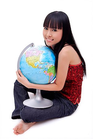 excursion scolaire - Young woman sitting on floor, embracing globe, smiling at camera Foto de stock - Sin royalties Premium, Código: 656-01773179