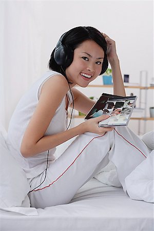 disque compact - Jeune femme à l'écoute de musique, souriant Photographie de stock - Premium Libres de Droits, Code: 656-01773563