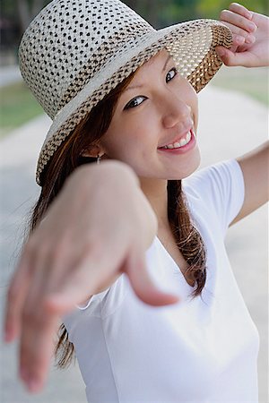 Young woman wearing hat, pointing finger at camera, selective focus Foto de stock - Sin royalties Premium, Código: 656-01773630