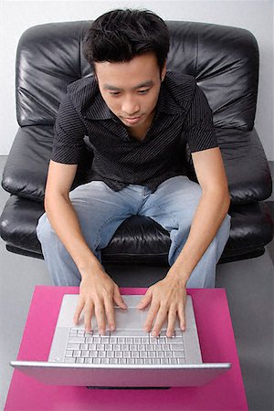 Junger Mann sitzt auf der Couch mit laptop Stockbilder - Premium RF Lizenzfrei, Bildnummer: 656-01828836
