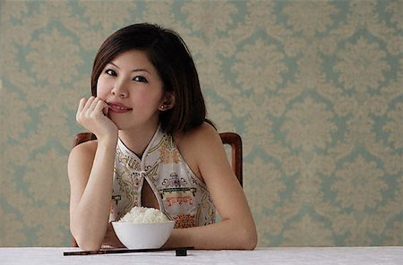 simsearch:656-01771940,k - Young woman with bowl of rice Fotografie stock - Premium Royalty-Free, Codice: 656-01828853