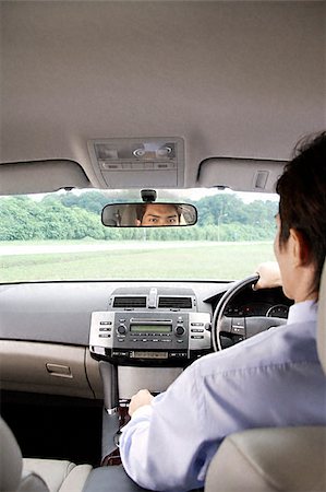 espejo retrovisor - Man driving in car Foto de stock - Sin royalties Premium, Código: 656-02371637