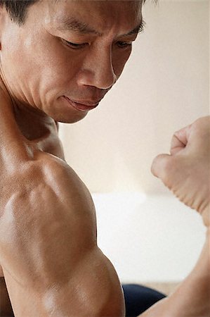 simsearch:656-03241028,k - Profile of man flexing muscles Foto de stock - Sin royalties Premium, Código: 656-02371710