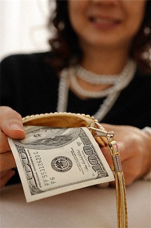 simsearch:656-02702780,k - woman removing $100 dollar bill from her purse Foto de stock - Sin royalties Premium, Código: 656-02371766