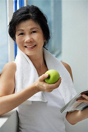 Woman eating apple after work out Foto de stock - Sin royalties Premium, Código: 656-02371789