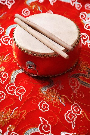 drum (instrument) - Still life of Chinese drum on Chinese silk fabric Foto de stock - Sin royalties Premium, Código: 656-02660210