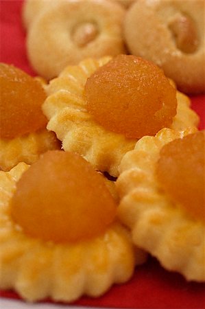 simsearch:656-02660265,k - Still life of pineapple tarts and cashew nut cookies Foto de stock - Sin royalties Premium, Código: 656-02660221