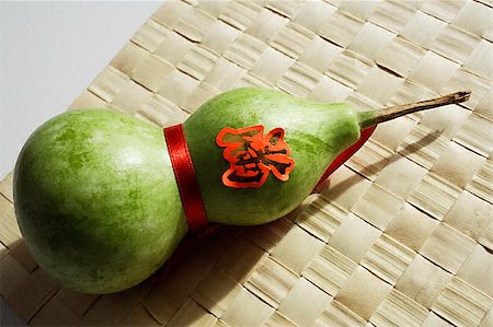 simsearch:656-01766432,k - Still life of bottle gourd on weaved mat Foto de stock - Sin royalties Premium, Código: 656-02660241