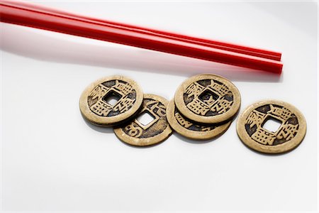 simsearch:656-02660206,k - Chinesische Münzen mit roten Stäbchen Stockbilder - Premium RF Lizenzfrei, Bildnummer: 656-02702786