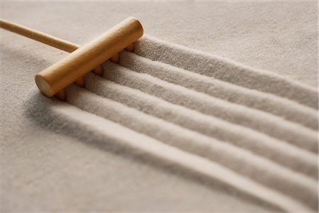 closeup of zen sand garden with rake Stock Photo - Premium Royalty-Free, Code: 656-02702803