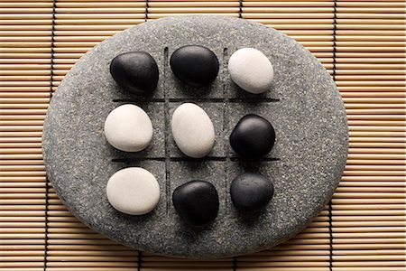 diferente - black and white pebbles on zen stone Foto de stock - Sin royalties Premium, Código: 656-02702834