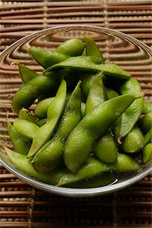 simsearch:656-02702876,k - Fèves edamame vert clairement bol en verre Photographie de stock - Premium Libres de Droits, Code: 656-02702878