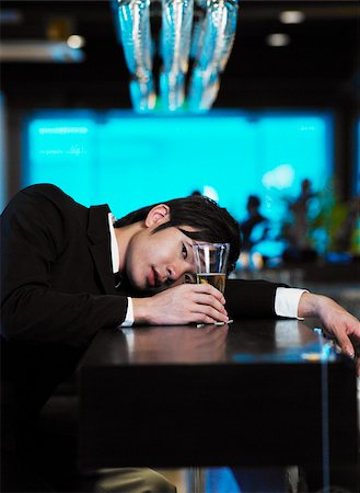 drunk lady - man relaxing at bar Foto de stock - Sin royalties Premium, Código: 656-02879423