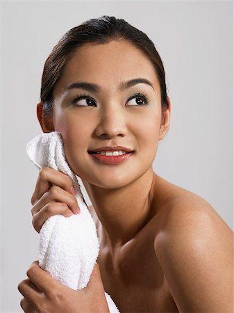 simsearch:633-08151059,k - femme son visage avec une serviette de séchage Photographie de stock - Premium Libres de Droits, Code: 656-02879469