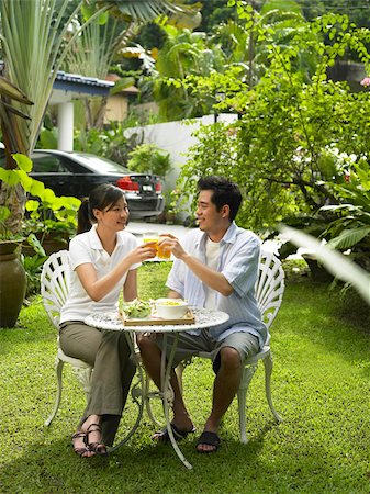 simsearch:614-06168767,k - man and woman having breakfast in their garden Foto de stock - Sin royalties Premium, Código: 656-02879765
