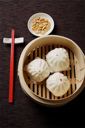 dim sum - Steamed buns in bamboo steamers with red chopsticks Foto de stock - Sin royalties Premium, Código: 656-03076218