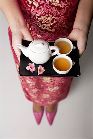 simsearch:656-03076279,k - gros plan de femme portant cheongsam rose tenant un plateau avec thé Photographie de stock - Premium Libres de Droits, Code: 656-03076273