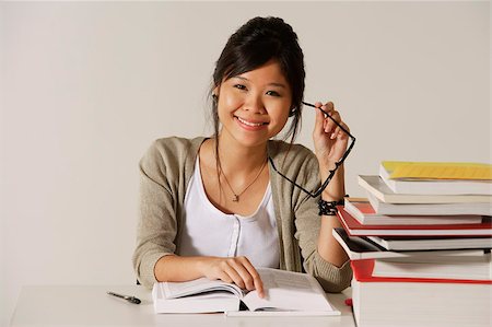 Young woman studying Foto de stock - Sin royalties Premium, Código: 656-03076297