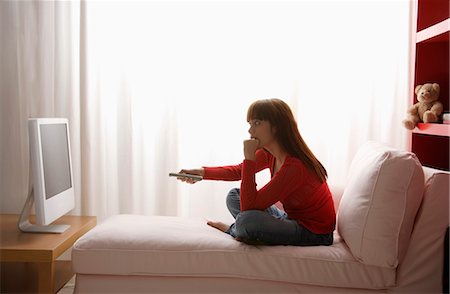 Fille asiatique, regarder la télévision dans sa chambre à coucher Photographie de stock - Premium Libres de Droits, Code: 656-03241048