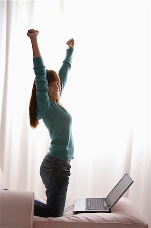 simsearch:656-02371640,k - Asian girl stretching at home with laptop Foto de stock - Sin royalties Premium, Código: 656-03241063