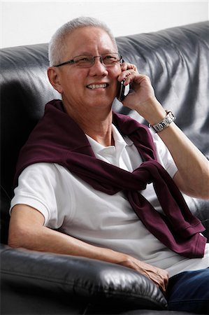 simsearch:656-03519571,k - older man talking on phone and smiling Foto de stock - Sin royalties Premium, Código: 656-03519515